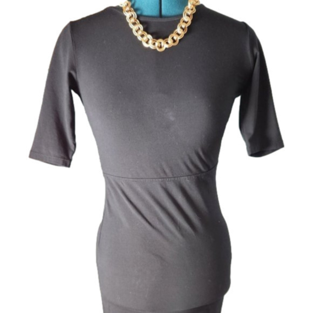 198. Aritiza Talula Short sleeved Black dress with lace back and cutout sz S